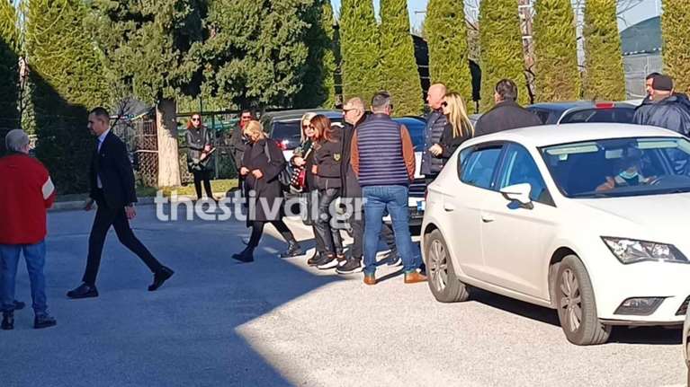 Βασίλης Καρράς: Στο γραφείο τελετών η σορός του - Υποβασταζόμενες η σύζυγος και η κόρη του [βίντεο]