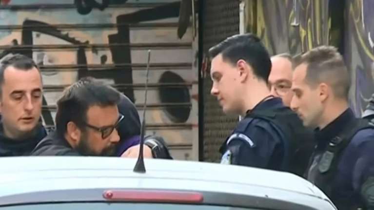 Καταδίωξη στη Θεσσαλονίκη: Η στιγμή που παραδίνεται ο δεύτερος κουκουλοφόρος - Τον αγκάλιασε ο ιερέας [βίντεο]