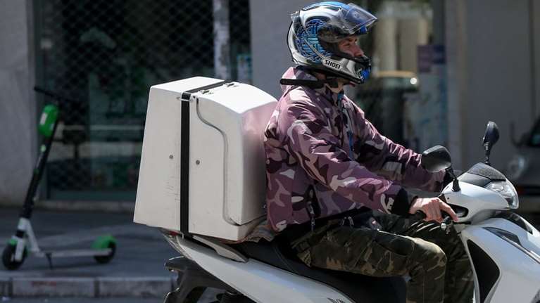 Υπουργείο Εργασίας: Αυτά είναι τα νέα δικαιώματα των ντελιβεράδων, μετά τον σάλο με την e-food