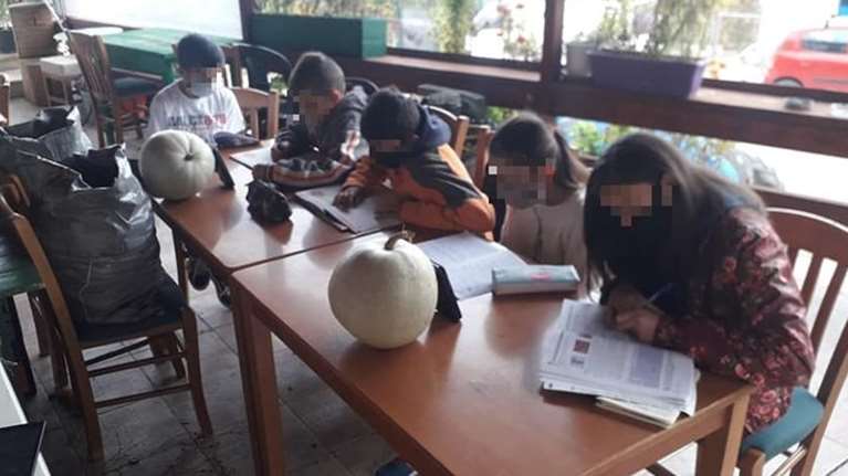 Παρατηρητήριο Fake news της ΝΔ: &quot;Στημένη&quot; η φωτογραφία με τα παιδιά στο καφενείο της Ηλείας