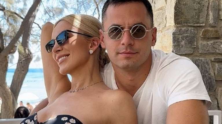 H Κατερίνα Καινούργιου full in love στην αγκαλιά του Παναγιώτη Κουτσουμπή