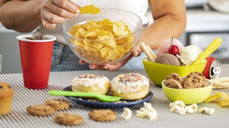 Τα πέντε τρόφιμα που οι καρδιολόγοι θα ήθελαν να σταματήσουμε να τρώμε - Με τι να τα αντικαταστήσουμε