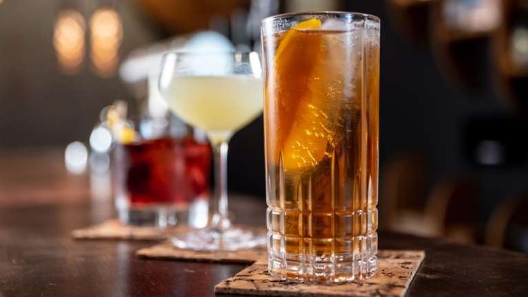 Μπύρα, κρασί ή αναψυκτικό; Ποιο έχει λιγότερες θερμίδες και τι πρέπει να προτιμήσουμε