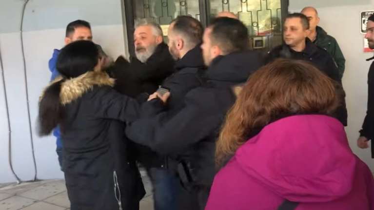 Ξέσπασε ο αδελφός της 41χρονης εγκύου στη δίκη για τη δολοφονία της: &quot;Αφήστε με ρε...&quot; [βίντεο]