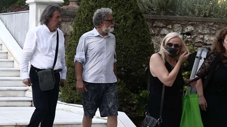 Καυστική ανάρτηση του Ιωάννη Στρατάκη: Ιδού η πέτρα του σκανδάλου - Θα ιδρύσω το κόμμα της σαγιονάρας