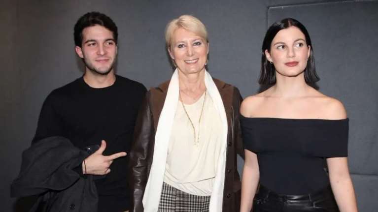 Η Νατάσα Παζαΐτη στο κέντρο που τραγουδάνε οι Βανδή-Ρέμος μαζί με τα παιδιά της Αλέξανδρο και Αλίκη Καραμανλή