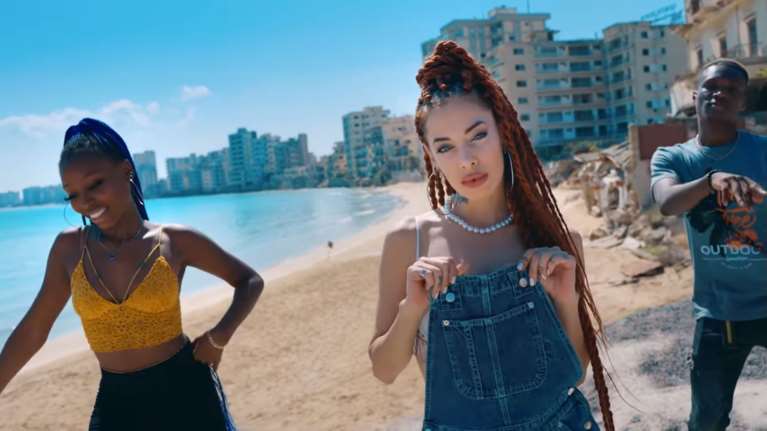 Σάλος με προκλητικό βίντεο κλιπ στα Βαρώσια: Η Νίνι που εξόργησε τους Ελληνοκύπριους [βίντεο]