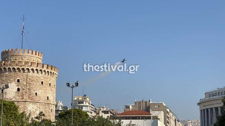 Εντυπωσιακές εικόνες στον ουρανό της Θεσσαλονίκης - Ο πιλότος της ομάδας ΖΕΥΣ σκίζει τους αιθέρες [βίντεο]