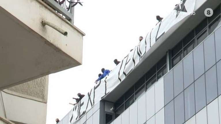 Εξι μήνες φυλάκιση αλλά με τριετή αναστολή για τα 25 μέλη του Ρουβίκωνα για το πανό στην ταράτσα της Hellenic Train