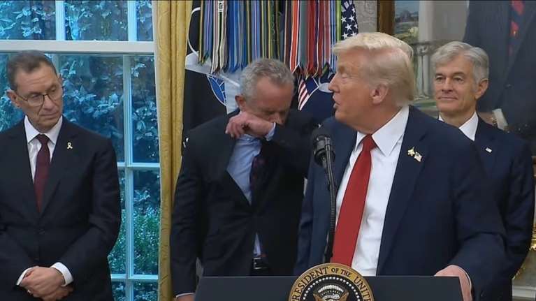 &quot;Φέρτε μου ένα Paxlovid&quot;: Το αστείο του Τραμπ στον Μπουρλά όταν ο Ρόμπερτ Κένεντι φτερνίστηκε δίπλα του [βίντεο]