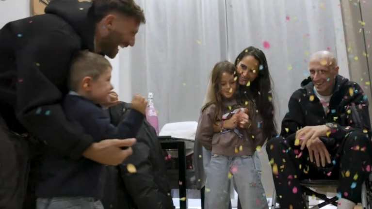 Συγκίνηση: Ο Ακίλε Πολονάρα γύρισε στο σπίτι του - Η έκπληξη των παιδιών και της συζύγου του [βίντεο]