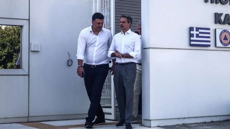 Σε κόκκινο συναγερμό η κυβέρνηση για τη φωτιά στην Αττική - Συσκέψεις Μητσοτάκη και επίσκεψη στο συντονιστικό