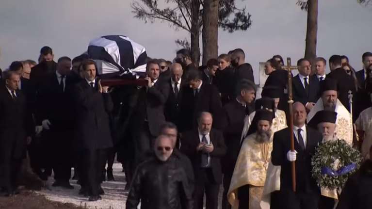 Ο τέως βασιλιάς Κωνσταντίνος οδηγήθηκε στην τελευταία του κατοικία στο Τατόι - Δίπλα στους τάφους των προγόνων του