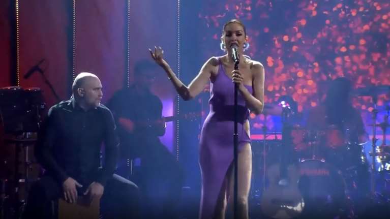 Ελένη Φουρέιρα: Αποθεώθηκε από τους χρήστες του twitter για τη συμμετοχή της στο &quot;Chart Show&quot; [βίντεο]