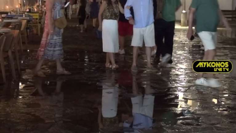 Μύκονος: Διαρροή λυμάτων στο παλιό λιμάνι - Ντόπιοι και τουρίστες εγκατέλειπαν τα μαγαζιά λόγω δυσοσμίας [βίντεο]
