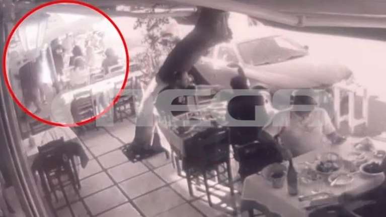 Θεσσαλονίκη: Καρέ-καρέ η σύλληψη του 64χρονου Ισπανού που απειλούσε με σπαθί θαμώνες καταστήματος [βίντεο]