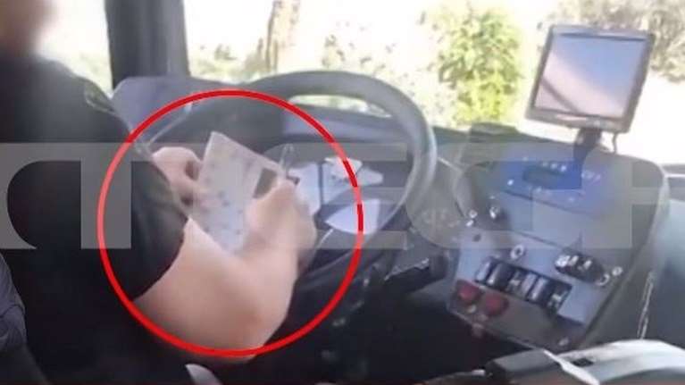 Τέθηκε σε διαθεσιμότητα ο οδηγός λεωφορείου που έλυνε σταυρόλεξο ενώ οδηγούσε