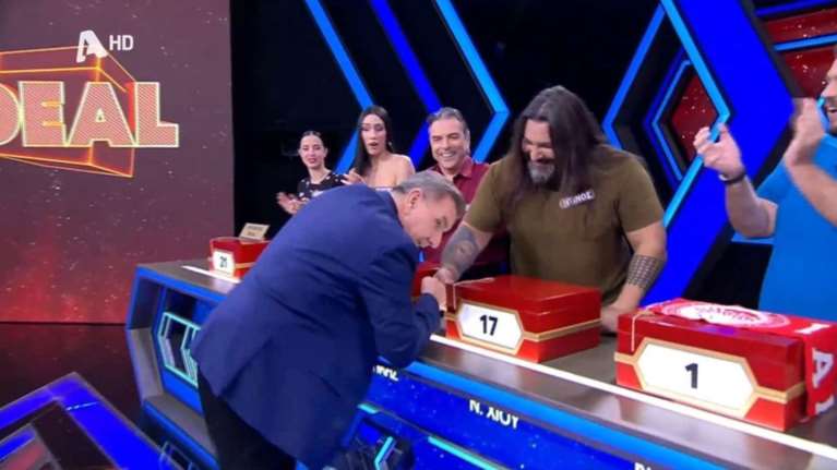 Γιώργος Θαναηλάκης: Το απρόσμενο ατύχημα στο πλατό της εκπομπής από την ένθερμη χειραψία χειροδύναμου παίκτη [βίντεο]