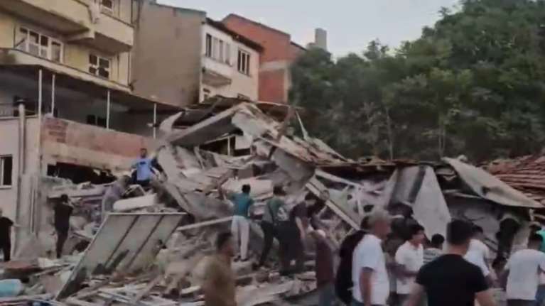 Σεισμός 6,1 Ρίχτερ στην Τουρκία, αισθητός στην Κωνσταντινούπολη και το Αιγαίο - Κατέρρευσαν κτίρια [βίντεο]