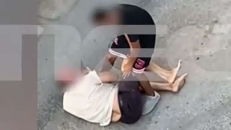 Σοκαριστικό βίντεο: Ανήλικος ρίχνει στο έδαφος 60χρονο και τον γρονθοκοπεί ανελέητα στο Ηράκλειο