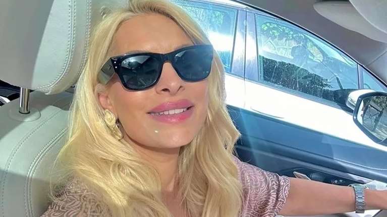 Η Ελένη Μενεγάκη πιο όμορφή από ποτέ μέσα στο αμάξι της: &quot;Να μας χαίρεστε&quot;