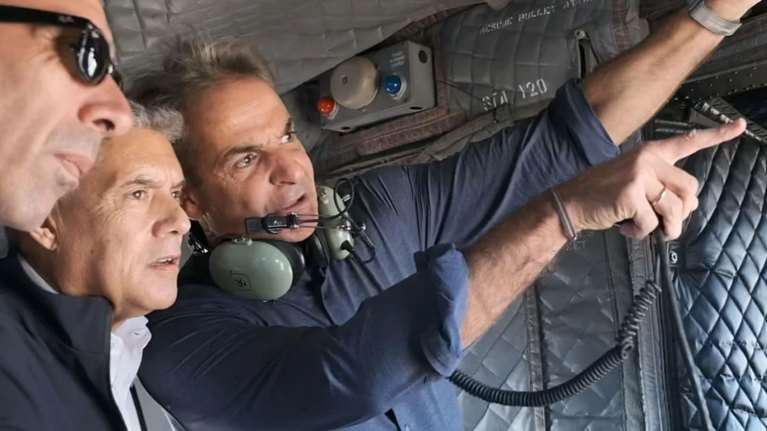 Ο Κυριάκος Μητσοτάκης πέταξε με ελικόπτερο πάνω από τα πλημμυρισμένα χωριά σε Καρδίτσα και Τρίκαλα [βίντεο]