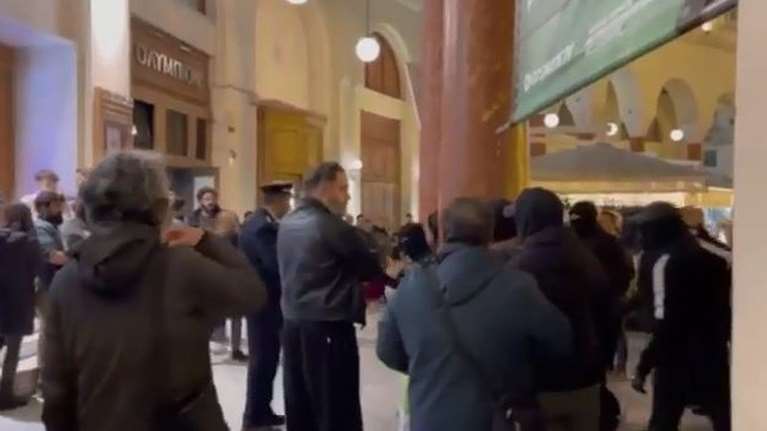 Θεσσαλονίκη: &quot;Εχουν τα στοιχεία μου, πρόσεξε μη σε βρουν&quot; είπε στην κόρη του ο αστυνομικός που χτυπήθηκε από κουκουλοφόρο