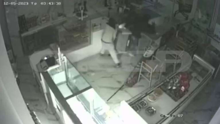 Θεσσαλονίκη: Βίντεο ντοκουμέντο από διάρρηξη σε ζαχαροπλαστείο - &quot;Πήραν την ταμειακή και προσπάθησαν να πάρουν και την καφετιέρα&quot;