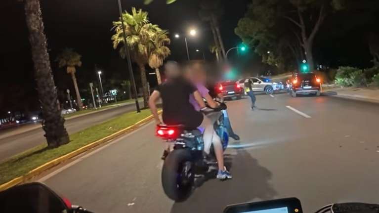 Καμπάνα σε 21χρονο &quot;μηχανόβιο&quot; που πήγε να ξεφύγει από αστυνομικούς: Πρόστιμο 2487 ευρώ