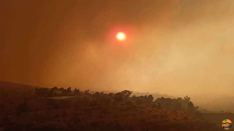 Φωτιά στην Αττική: Σεληνιακό το τοπίο στην Πεντέλη - &quot;Μαύρη&quot; ανατολή από τους καπνούς [βίντεο]