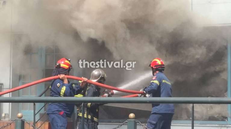 Μεγάλη φωτιά σε μαγαζί αθλητικών στη Θεσσαλονίκη: Εκκενώθηκε προληπτικά και ο "Μουστάκας" [εικόνες, βίντεο]
