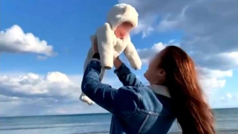 Γλυκά Νερά: Η μητέρα της Καρολάιν σχεδόν λιποθύμησε όταν ο ψυχρός Αναγνωστόπουλος της ανακοίνωσε τον θάνατο της κόρης της