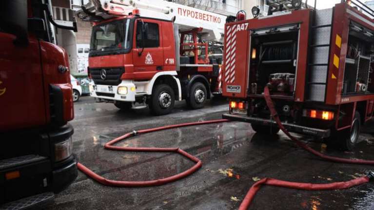 Φωτιά σε κατάστημα εστίασης στη Γλυφάδα: Επι τόπου ισχυρή δύναμη της Πυροσβεστικής