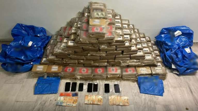 Οικογένεια &quot;βαρόνων&quot; με ναρκωτικά στη Θεσσαλονίκη: Σκόπευαν να διακινήσουν 580 κιλά κοκαΐνης - Με σβάστικες τα πακέτα