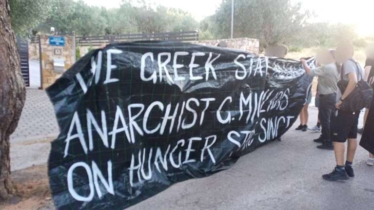 Συγκέντρωση μελών του Ρουβίκωνα έξω από το σπίτι του Κώστα Τσιάρα - Έγιναν 19 προσαγωγές