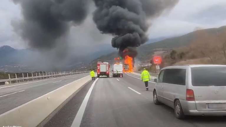 Συναγερμός: Φορτηγό τυλίχθηκε στις φλόγες στην Εγνατία Οδό [βίντεο]