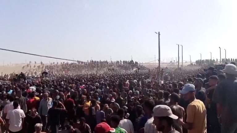 Χάος στη Ράφα: Πυροβολισμοί από τον Ισραηλινό στρατό όταν χιλιάδες Παλαιστίνιοι συνωστίζονταν για να πάρουν λίγα τρόφιμα