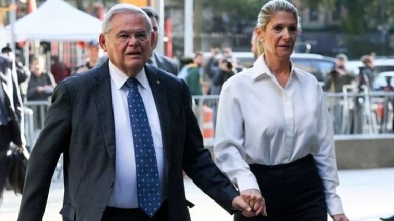 Αποκάλυψη-σοκ από τον Μπομπ Μενέντεζ: Η σύζυγός του Ναντίν νοσηλεύεται με καρκίνο του μαστού σε προχωρημένο στάδιο