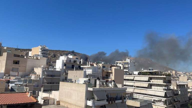 Φωτιά στο Κερατσίνι: Καίγεται χαμηλή βλάστη στη Γρηγορίου Λαμπράκη - Σηκώθηκαν δύο ελικόπτερα [βίντεο]