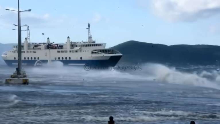 Αίγινα: Μάχη του πλοίου &quot;Αχαιός&quot; στο λιμάνι, έσπασε τζάμι από τα κύματα - Ταλαιπωρία για 330 επιβάτες [βίντεο]