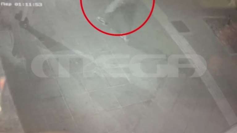 Θεσσαλονίκη: Ανατριχιαστικό βίντεο - 33χρονη δέχεται επίθεση- Τη χτυπούσε στο πρόσωπο και αποπειράθηκε να τη βιάσει