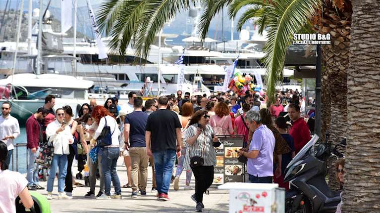 "Βουλιάζει" από κόσμο το Ναύπλιο: Χιλιάδες επισκέπτες έχουν κατακλύσει την πόλη από το πρωί [εικόνες]