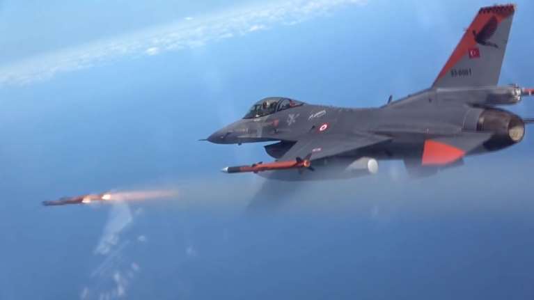 Νέο σόου από την Τουρκία: Βίντεο από τη δοκιμή πυραύλου αέρος-αέρος, μπορεί να καταρρίπτει εχθρικά αεροσκάφη