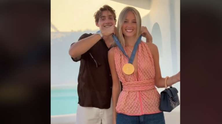 Ολυμπιακοί Αγώνες 2024: Ο Ντουπλάντις γιορτάζει το χρυσό με την κούκλα Ντεζιρέ στη Σαντορίνη - Το κανόνισε ο Μανόλο