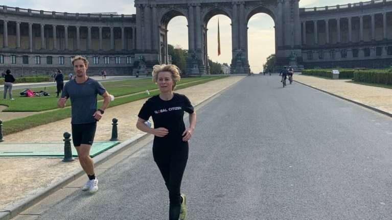 Ούρσουλα Φον Ντερ Λάιεν: H πρόεδρος της Κομισιόν &quot;γιορτάζει&quot; κάνοντας...τζόκινγκ