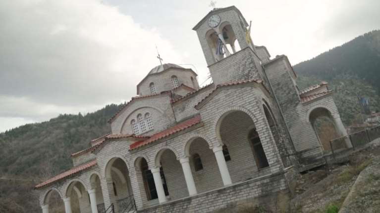 Ροπωτό Τρικάλων: Αυτοψία στο χωριό που βουλιάζει από τις καθιζήσεις - Η εκκλησία που έχει πάρει κλίση [βίντεο]