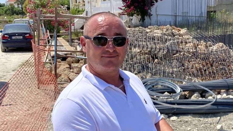 Δολοφονία στη Ρόδο: &quot;Πατέρας και γιος τον χτυπούσαν μαζί στο κεφάλι&quot; - Τι λέει ο δικηγόρος της οικογένειας του εργολάβου