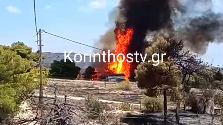 Φωτιά στο Λουτράκι: Η στιγμή που σπίτι καίγεται ολοσχερώς έπειτα από αναζωπύρωση της πυρκαγιάς [βίντεο]