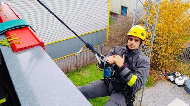 Πυροσβέστης - &quot;άγγελος&quot; για καρκινοπαθή παιδιά: Ο θάνατος της μητέρας του και το bullying στο σχολείο [εικόνες]