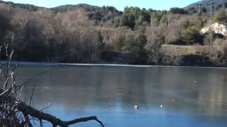 Σέρρες: Σε παγοδρόμιο μετατράπηκε η λίμνη στην Άνω Βροντού [βίντεο]